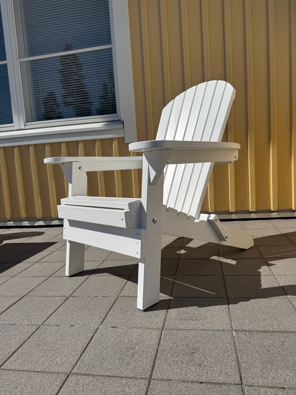 Adirondack-tuoli – Ajatonta mukavuutta ulkohetkiin!