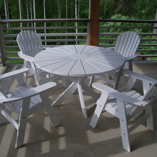 Adirondack-ruokapöytä – Luonnollista tyyliä ulkohetkiisi!