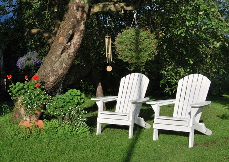 Adirondack-tuoli – Ajatonta mukavuutta ulkohetkiin!